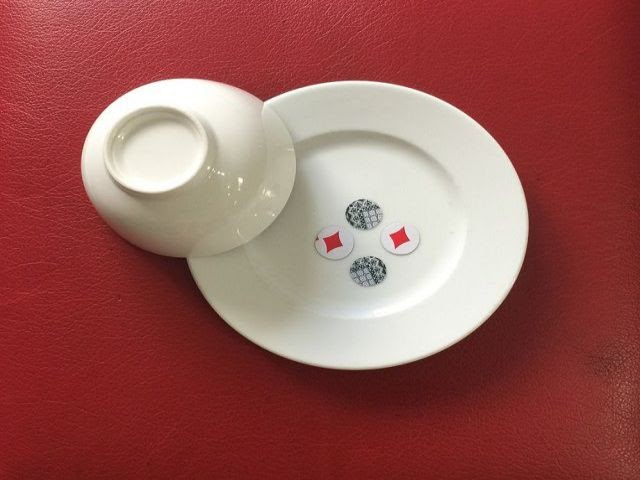 Quân nón xóc đĩa được thiết kế rất đặc biệt với một mặt tròn và một mặt hình chóp